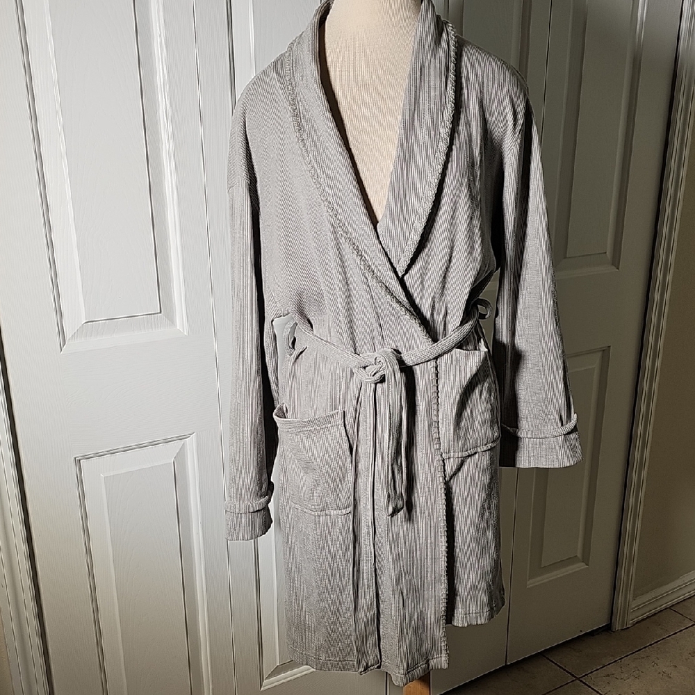 Gray Robe with Belt. Waffle Fabriv.‎ One Size Pockets Tie Machine Wash.